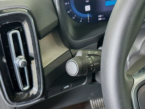 Used 2025 Volvo XC40 B5 Plus image 17