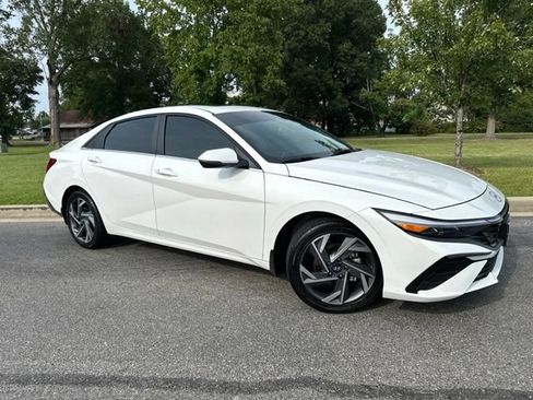 Used 2026 Hyundai Elantra Limited FWD image 2