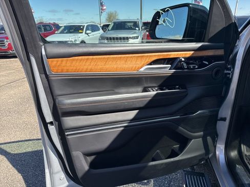 Used 2024 Jeep Grand Wagoneer L Series III AWD/4WD image 9