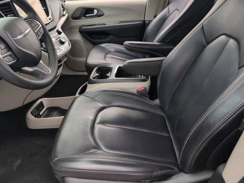 Used 2023 Chrysler Pacifica Touring-L FWD image 11
