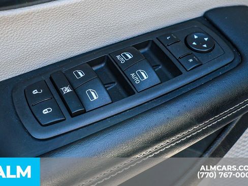 Used 2023 Chrysler Pacifica Touring-L image 51