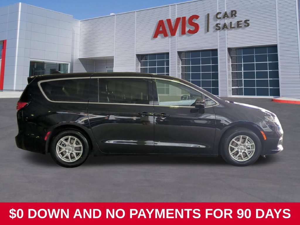 Used 2025 Chrysler Pacifica Select FWD image 5