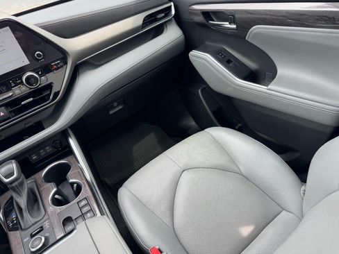 Used 2023 Toyota Highlander Limited AWD/4WD image 16