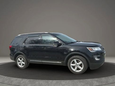 Used 2017 Ford Explorer XLT w/ Equipment Group 202A AWD/4WD image 15