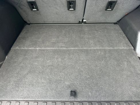 Used 2024 GMC Terrain SLT image 14