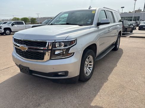 Used 2018 Chevrolet Suburban LT image 2