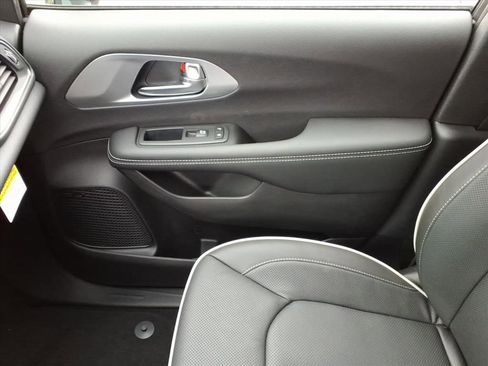 New 2026 Chrysler Pacifica Limited image 31