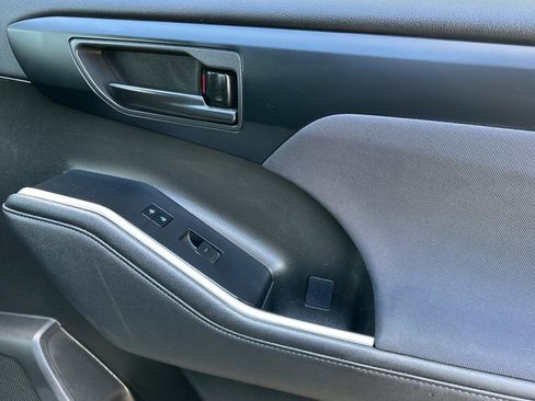 Used 2023 Toyota Highlander LE image 23