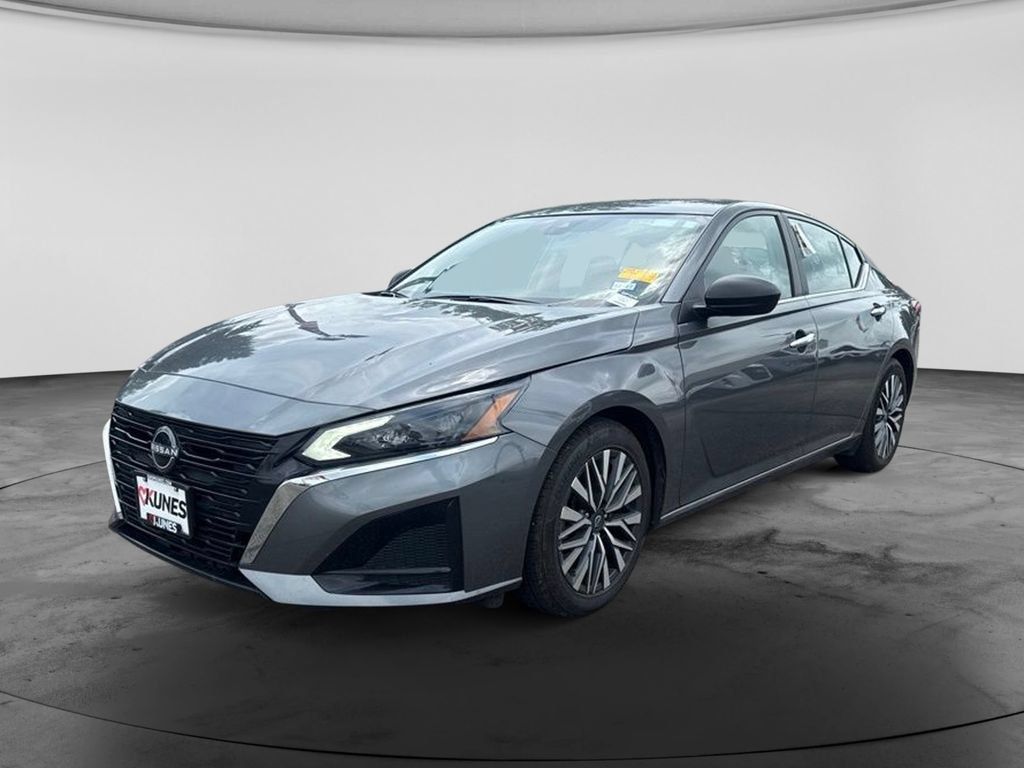Used 2025 Nissan Altima 2.5 SV FWD image 5