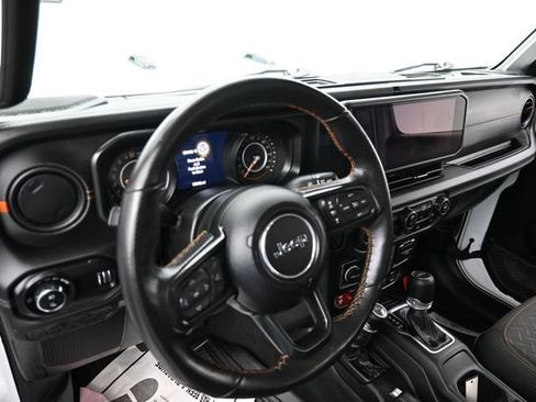 Used 2024 Jeep Gladiator Mojave w/ Technology Group AWD/4WD image 25