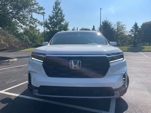 Used 2024 Honda Pilot Touring image 3