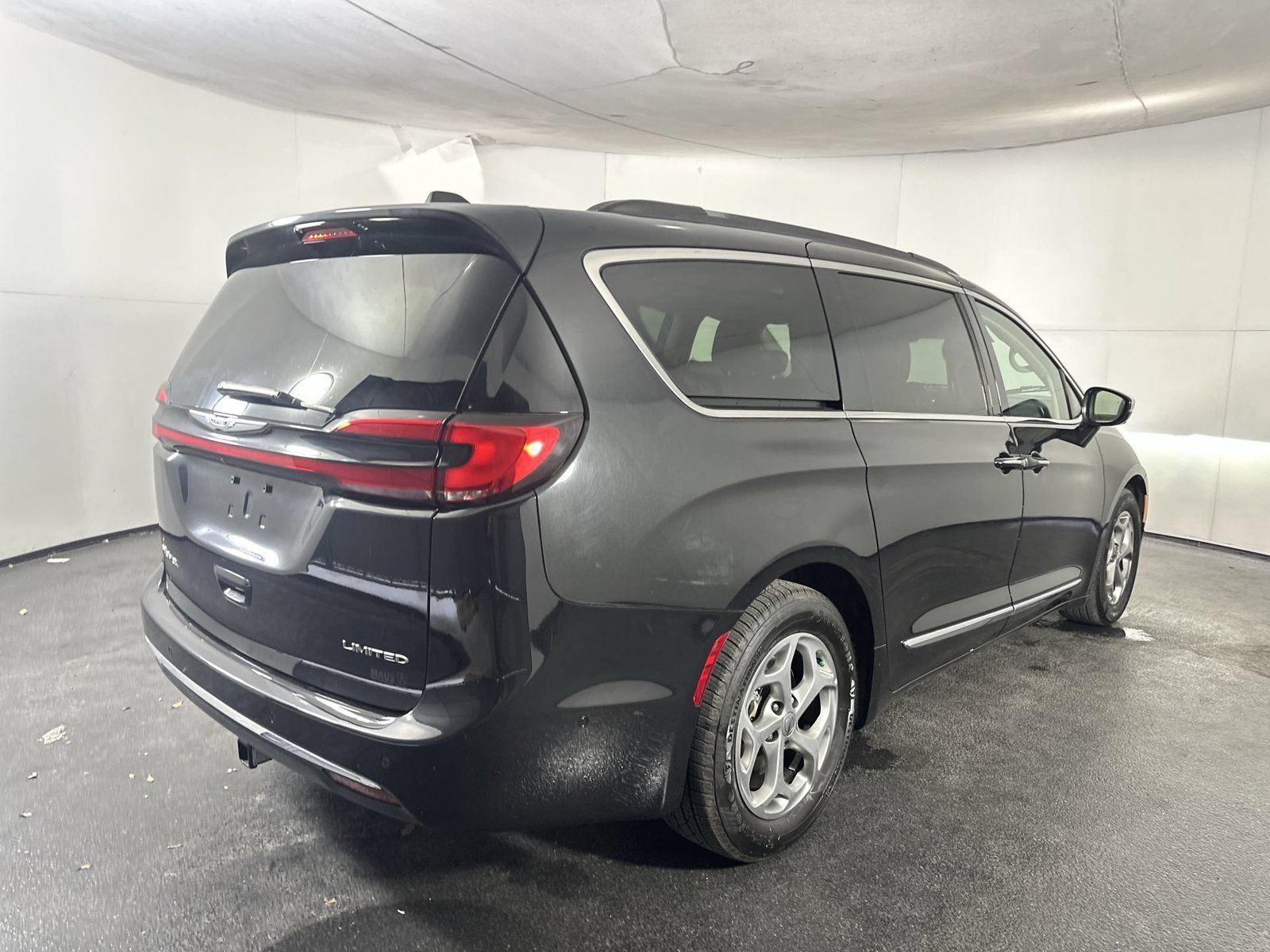 Used 2022 Chrysler Pacifica Limited FWD image 8