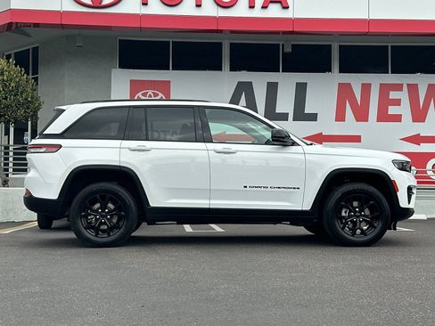 Used 2024 Jeep Grand Cherokee Altitude RWD image 6