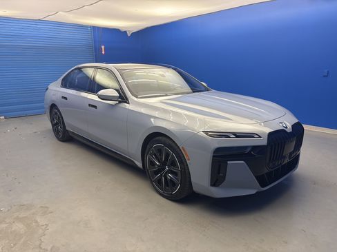Used 2023 BMW i7 xDrive60 image 2