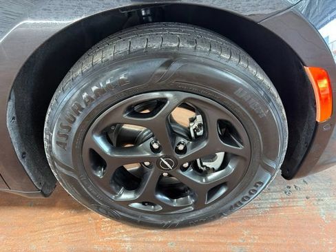 Used 2023 Chrysler Pacifica Limited w/ S Appearance Package FWD image 10