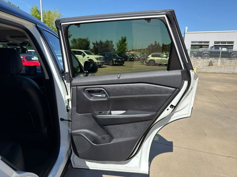 Used 2024 Nissan Rogue Platinum w/ Platinum Premium Package AWD/4WD image 16