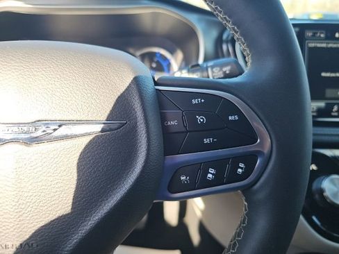 Used 2023 Chrysler Pacifica Touring-L FWD image 18