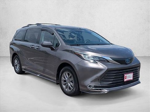 Certified 2022 Toyota Sienna XLE FWD image 3