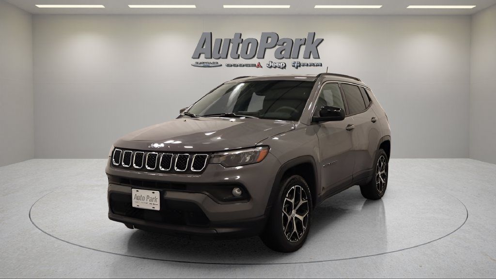 Used 2024 Jeep Compass Latitude AWD/4WD image 7