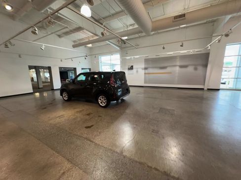 Used 2025 Kia Soul LX w/ LX Technology Package FWD image 12