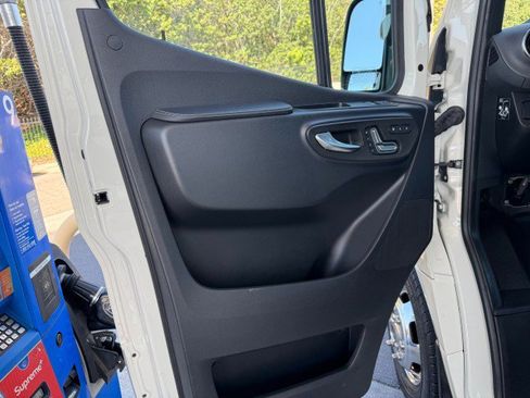 Used 2022 Mercedes-Benz Sprinter 3500 image 19