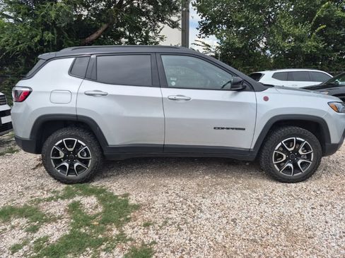 Used 2025 Jeep Compass Trailhawk AWD/4WD image 5