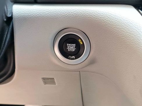 Used 2017 Chrysler Pacifica Touring-L FWD image 31