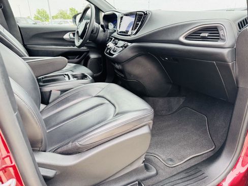 Used 2023 Chrysler Pacifica Touring-L w/ S Appearance Package FWD image 35