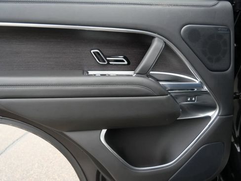 Used 2025 Land Rover Range Rover SE image 9