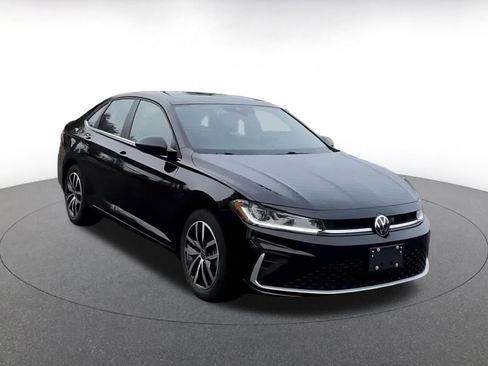 Used 2025 Volkswagen Jetta SE image 3