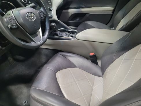 Used 2018 Toyota Camry XLE image 26