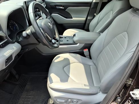 Used 2020 Toyota Highlander XLE AWD/4WD image 12