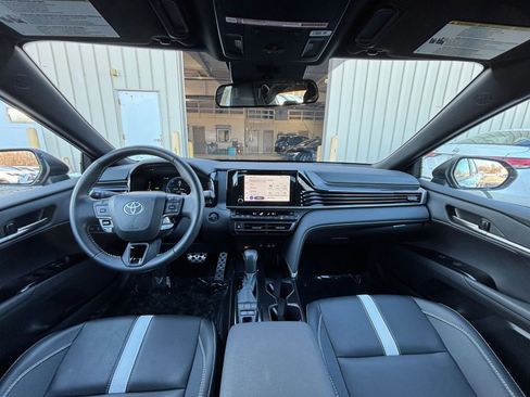 Used 2025 Toyota Camry SE image 33