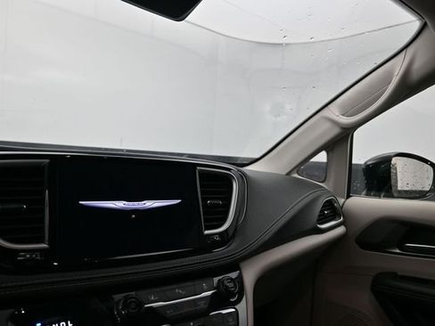 Used 2024 Chrysler Pacifica Select image 18
