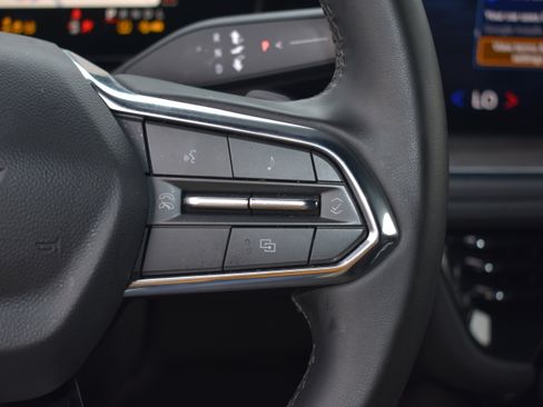 Used 2025 Chevrolet Suburban Z71 image 14