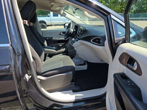 Used 2022 Chrysler Voyager LX FWD image 11