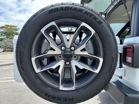 Used 2024 Jeep Wrangler Unlimited image 24