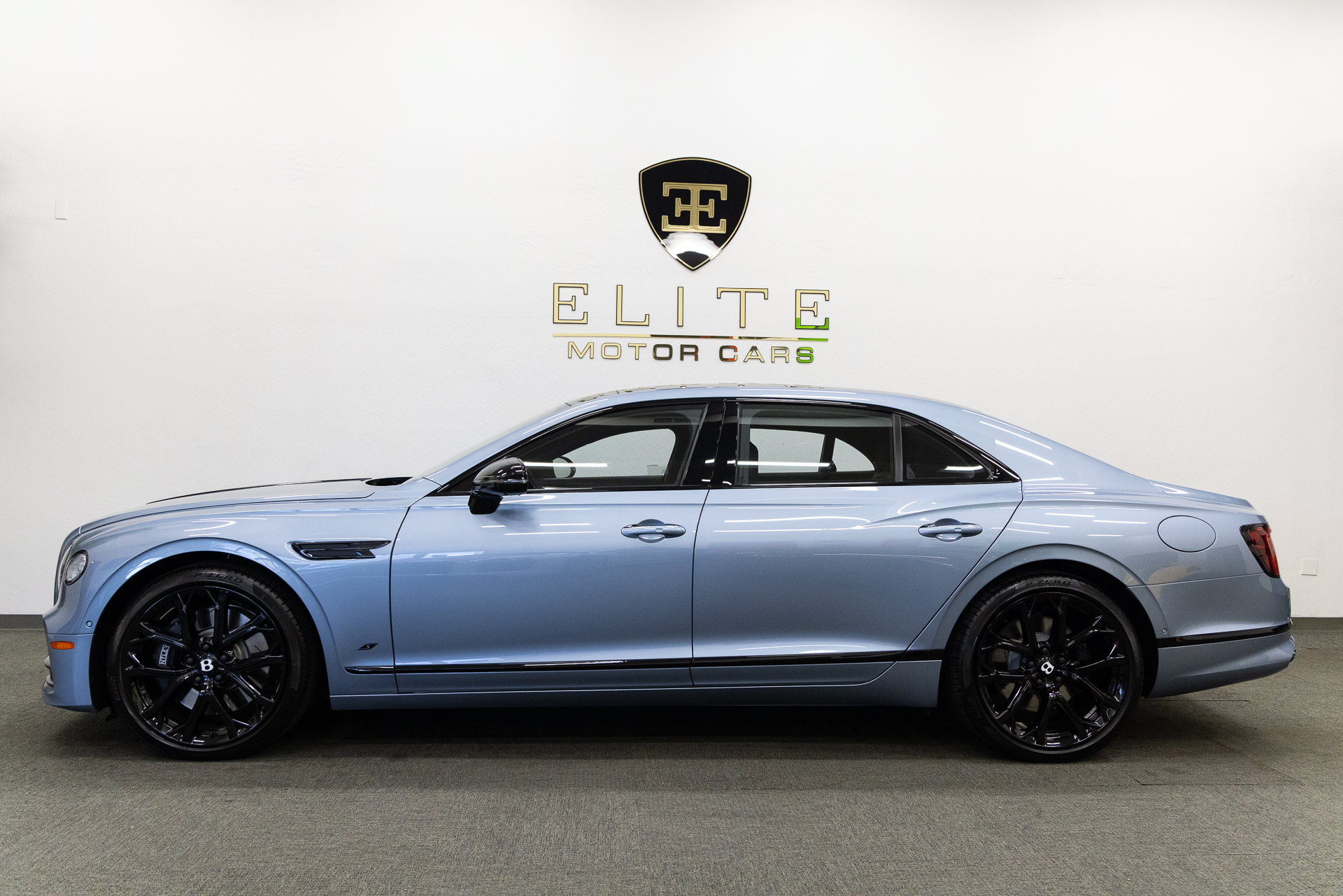 Used 2024 Bentley Flying Spur Plug-In Hybrid AWD/4WD image 2