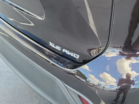 Used 2022 Toyota Highlander XLE AWD/4WD image 7