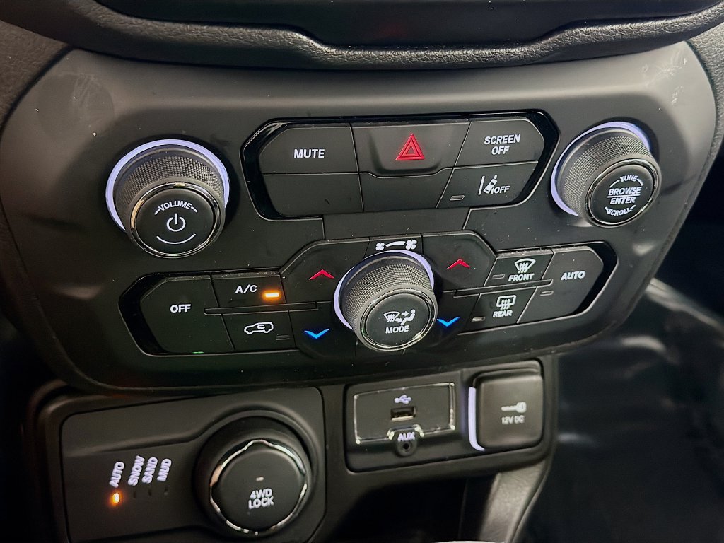 Used 2023 Jeep Renegade Latitude AWD/4WD image 16