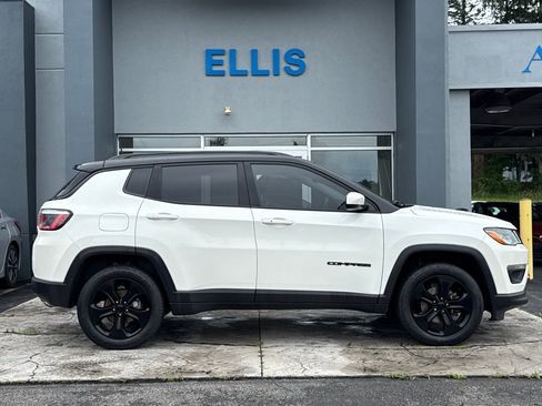 Used 2018 Jeep Compass Latitude w/ Popular Equipment Group AWD/4WD image 2