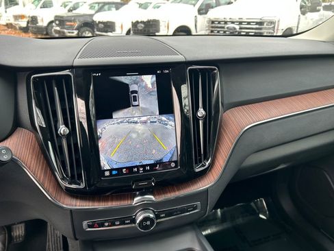 Used 2024 Volvo XC60 B5 Plus image 19