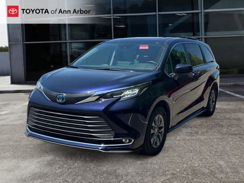 Used 2022 Toyota Sienna XLE AWD/4WD image 2