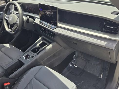 Certified 2025 Volkswagen Tiguan SE R-Line FWD image 18