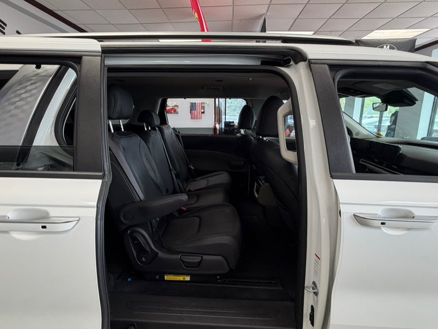 Used 2025 Kia Carnival EX FWD image 33