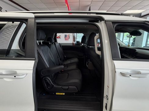 Used 2025 Kia Carnival EX FWD image 33