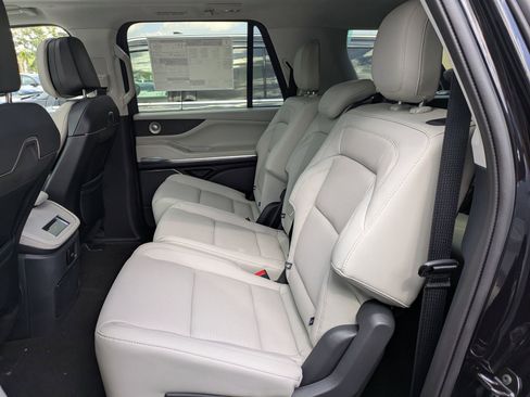New 2026 Lincoln Navigator L Reserve AWD/4WD image 8