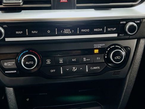 Certified 2022 Kia Niro EX FWD image 16