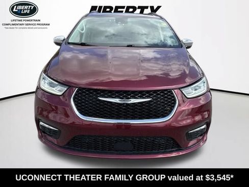 Used 2023 Chrysler Pacifica Limited w/ Uconnect Theater Family Group FWD image 2