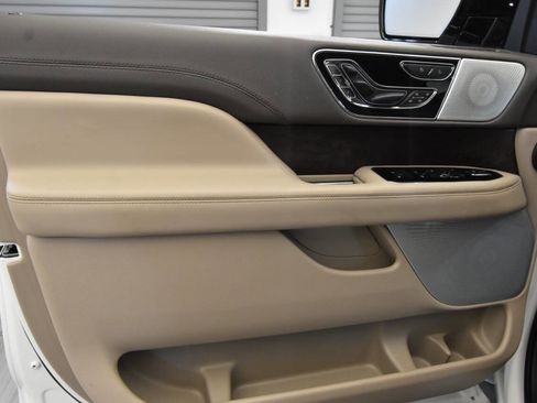Used 2022 Lincoln Navigator Reserve image 13